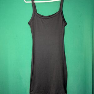 Vestido negro de tirantes – Elegancia minimalista